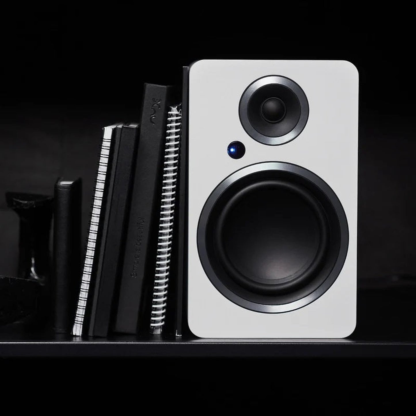 Argon Audio Fenris A4 Aktivlautsprecher weiss Lifestyle im Regal neben Büchern