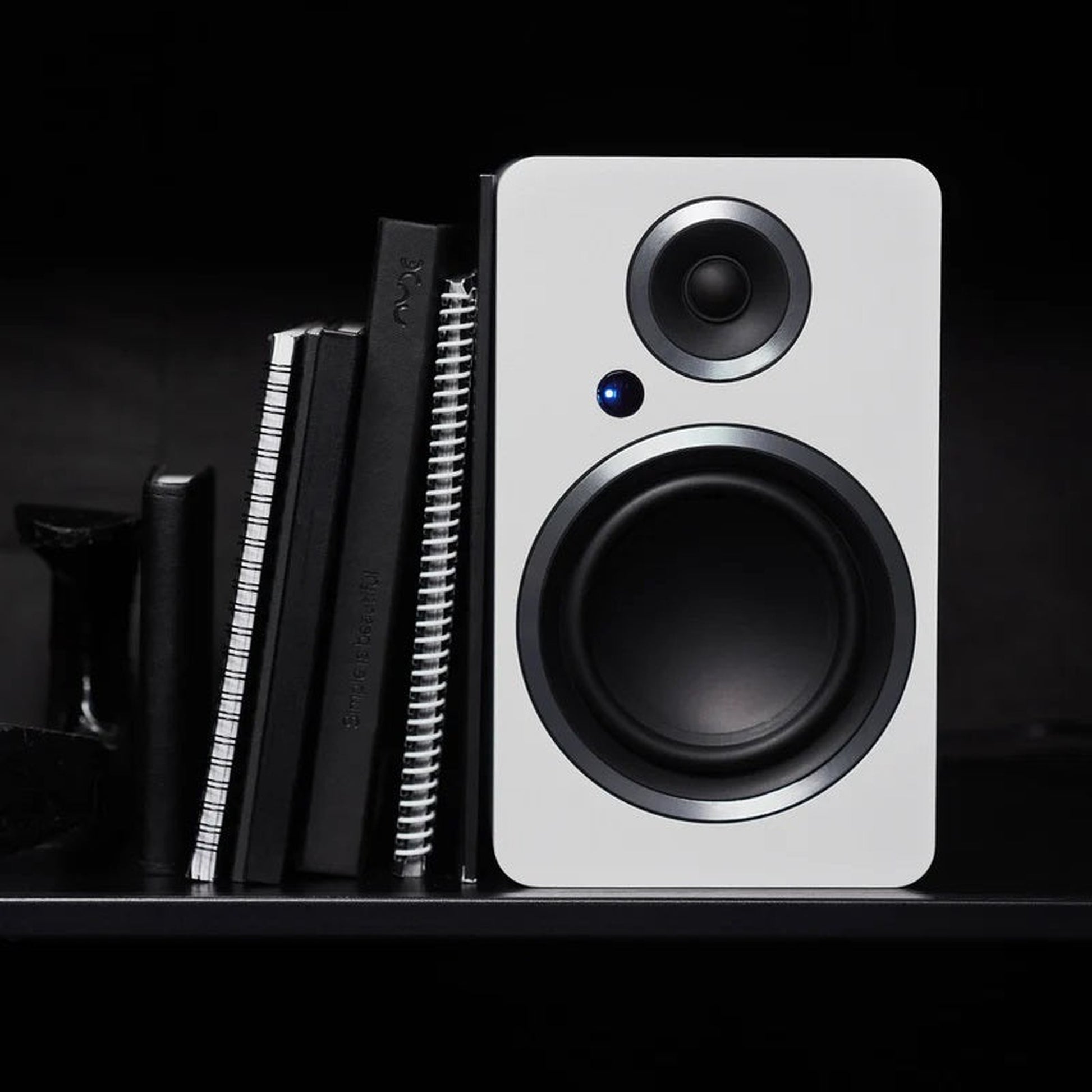 Argon Audio Fenris A4 Aktivlautsprecher weiss Lifestyle im Regal neben Büchern