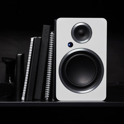 Argon Audio Fenris A4 Aktivlautsprecher weiss Lifestyle im Regal neben Büchern