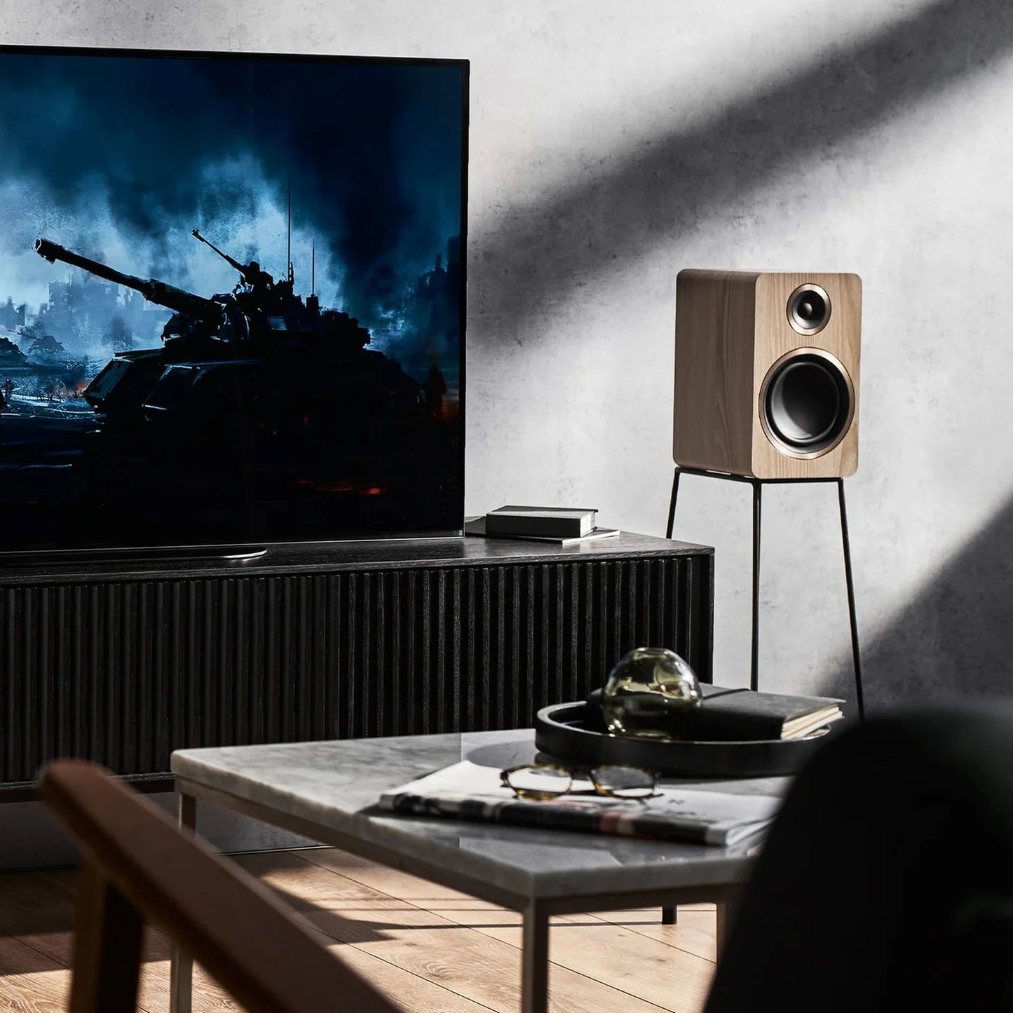 Argon Audio Fenris A5 Aktivlautsprecher Esche Lifestyle auf Lautsprecherständer neben Fernseher