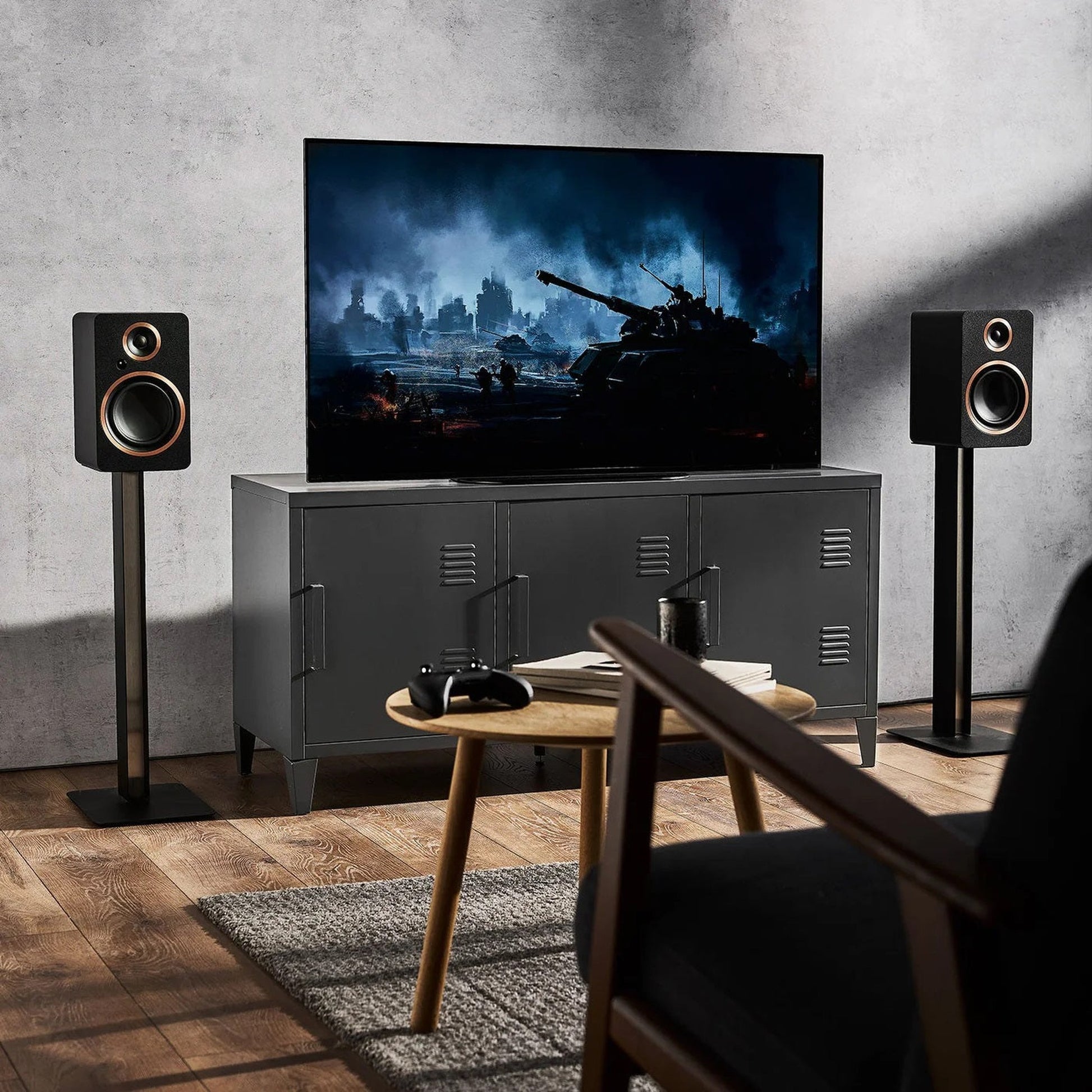 Argon Audio Fenris A5 Aktivlautsprecher schwarz Lifestyle als Stereopaar auf Ständern am Fernseher