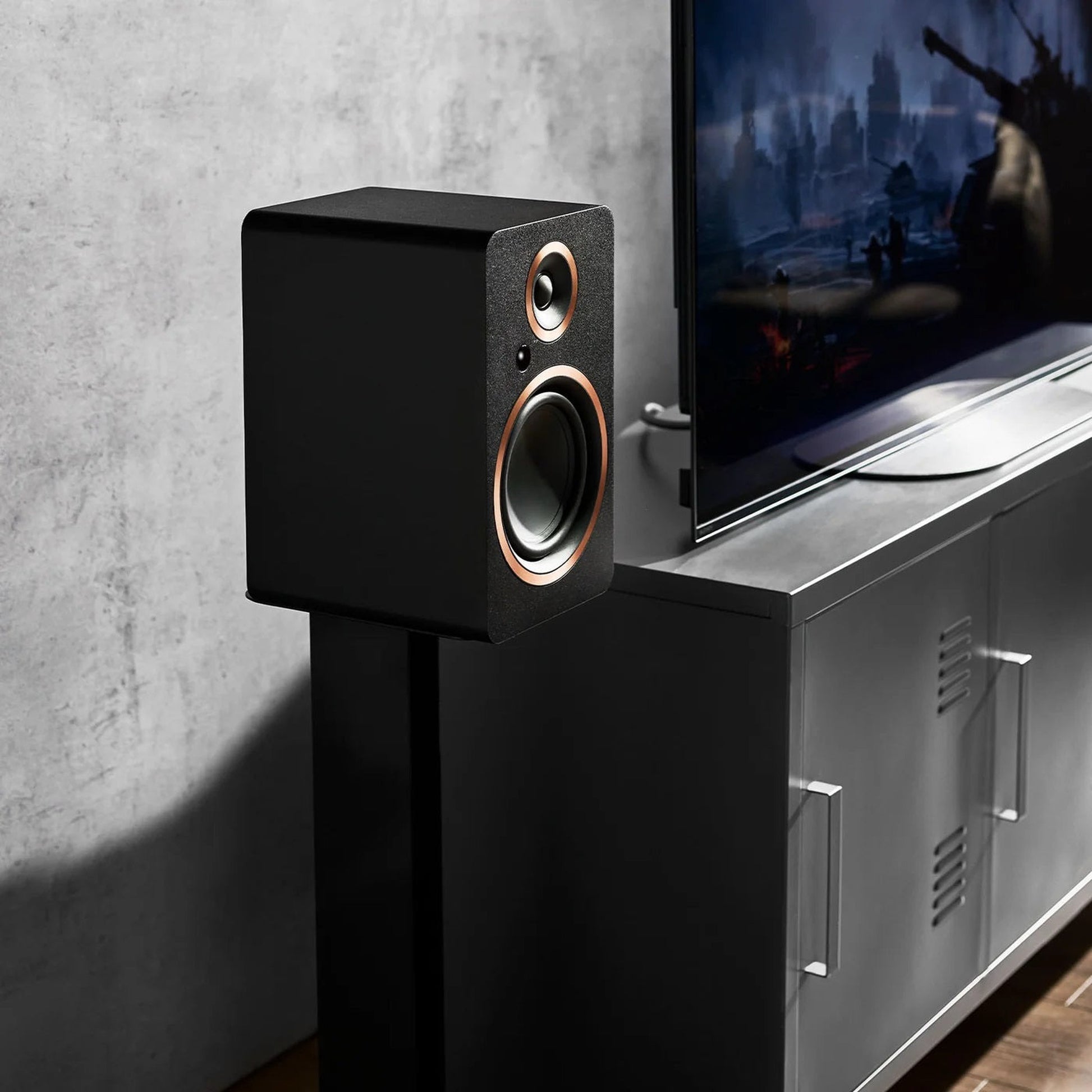 Argon Audio Fenris A5 Aktivlautsprecher schwarz Lifestyle auf Lautsprecherständer neben TV-Möbel