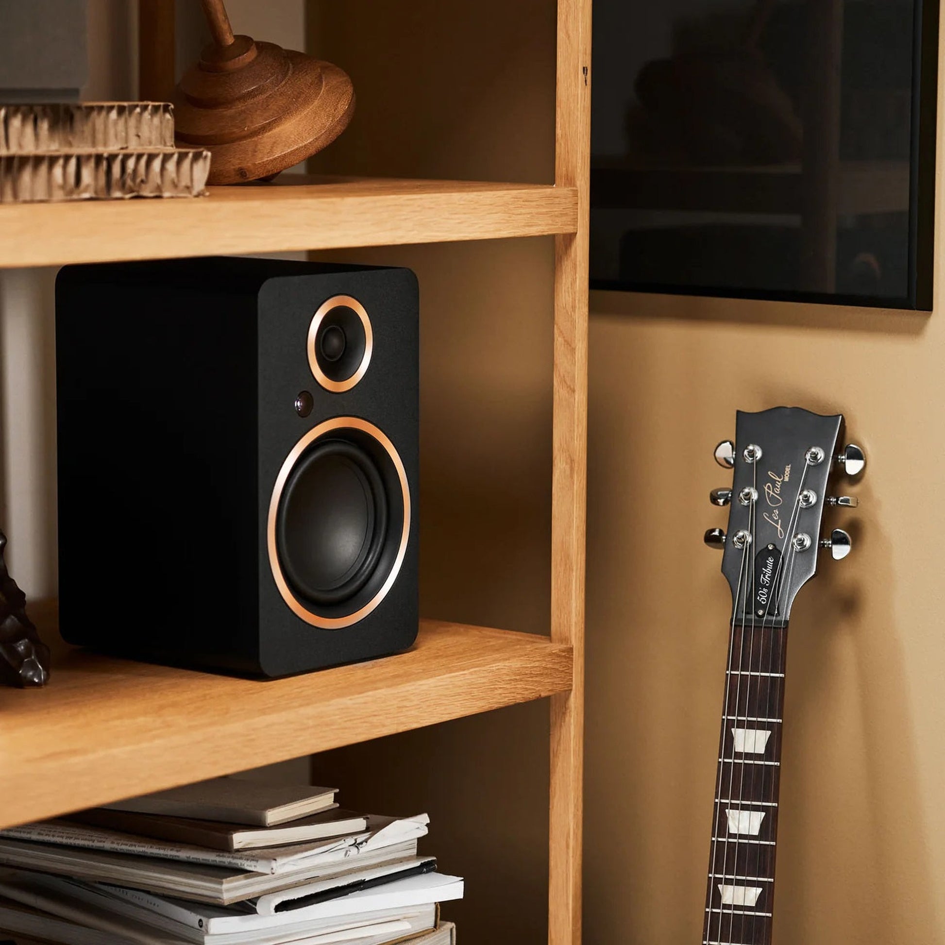 Argon Audio Fenris A5 Aktivlautsprecher schwarz Lifestyle im Bücherregal