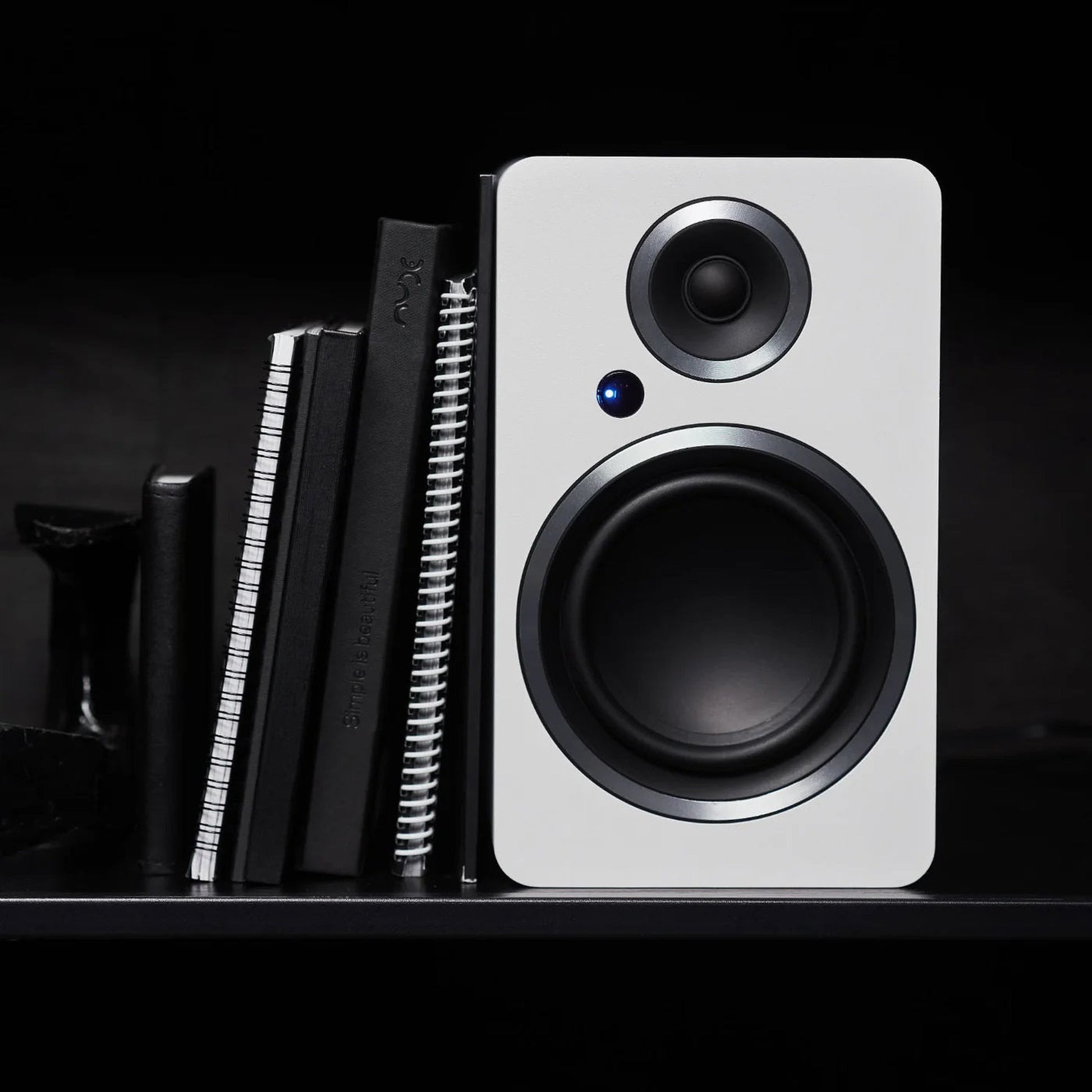 Argon Audio Fenris A5 Aktivlautsprecher weiss Lifestyle auf Regalbrett neben Büchern