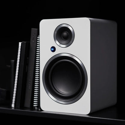 Argon Audio Fenris A5 Aktivlautsprecher weiss Lifestyle Nahaufnahme auf Regalbrett