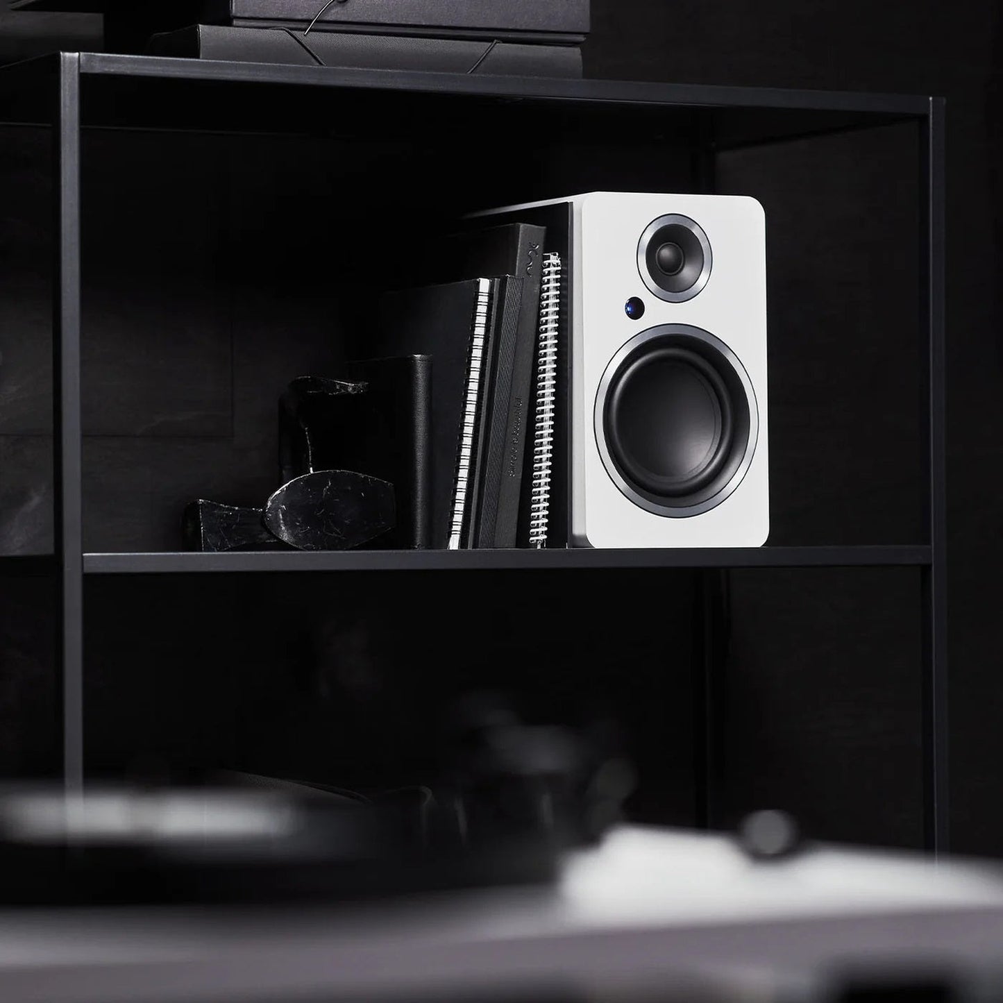 Argon Audio Fenris A5 Aktivlautsprecher weiss Lifestyle im Regal über Plattenspieler