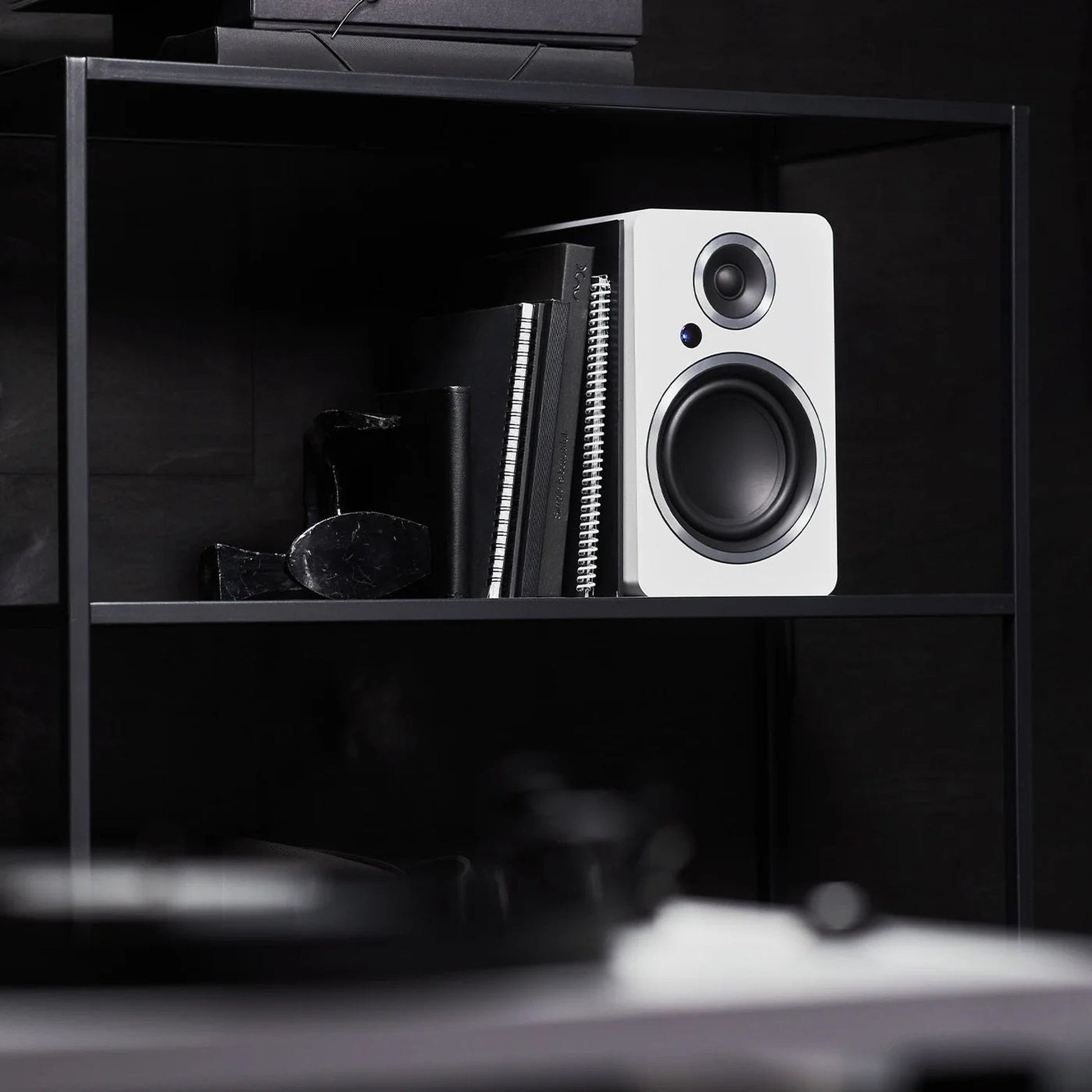 Argon Audio Fenris A5 Aktivlautsprecher weiss Lifestyle im Regal über Plattenspieler
