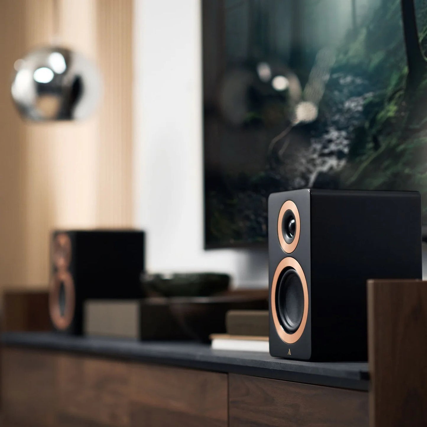 Argon Audio Forte A5 WiFi Regallautsprecher schwarz Lifestyle auf Sideboard vor Wandbild