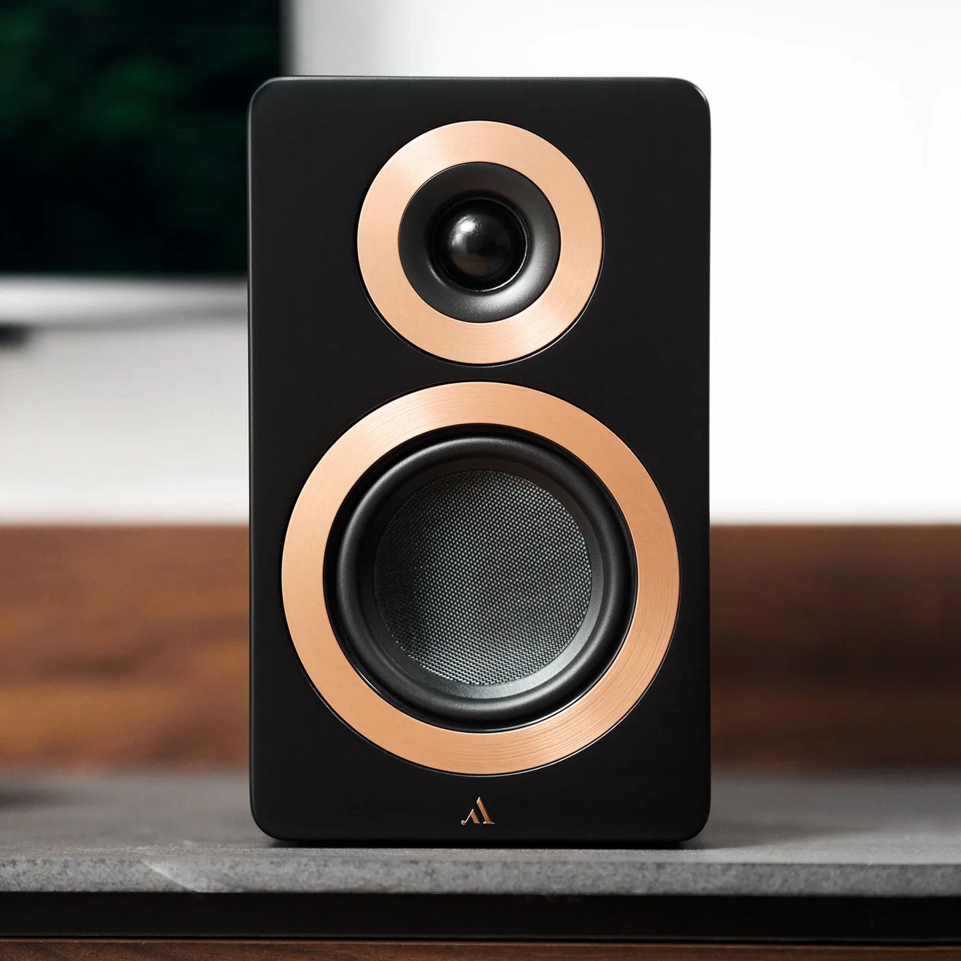 Argon Audio Forte A5 WiFi Regallautsprecher schwarz Lifestyle auf Steinablage