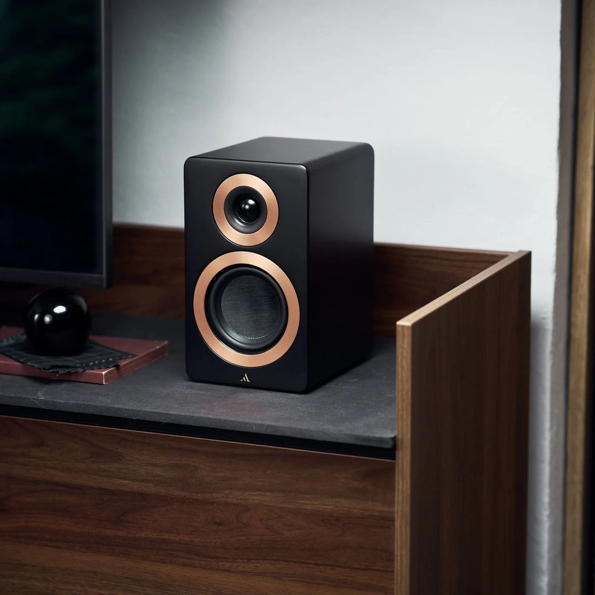 Argon Audio Forte A5 WiFi Regallautsprecher schwarz Lifestyle auf Holzmöbel am Arbeitsplatz