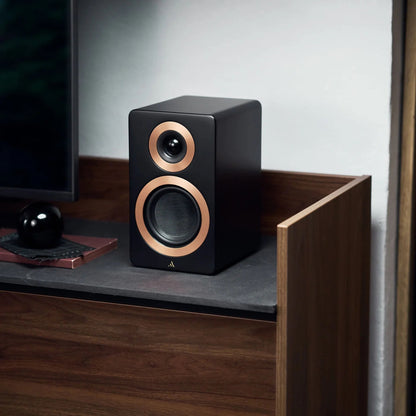 Argon Audio Forte A5 WiFi Regallautsprecher schwarz Lifestyle auf Holzmöbel am Arbeitsplatz