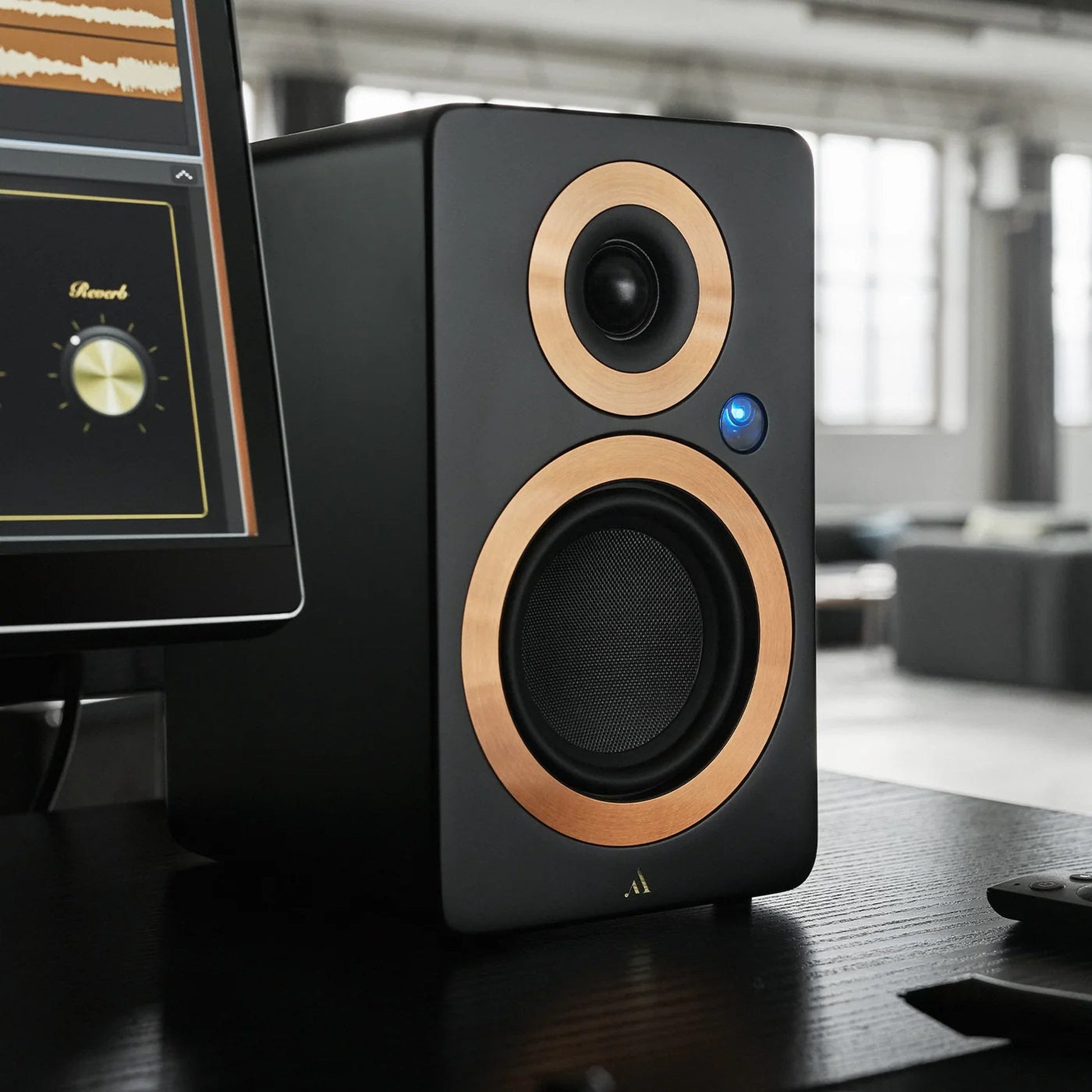 Argon Audio Forte A5 WiFi Regallautsprecher schwarz Lifestyle auf Schreibtisch im Loft
