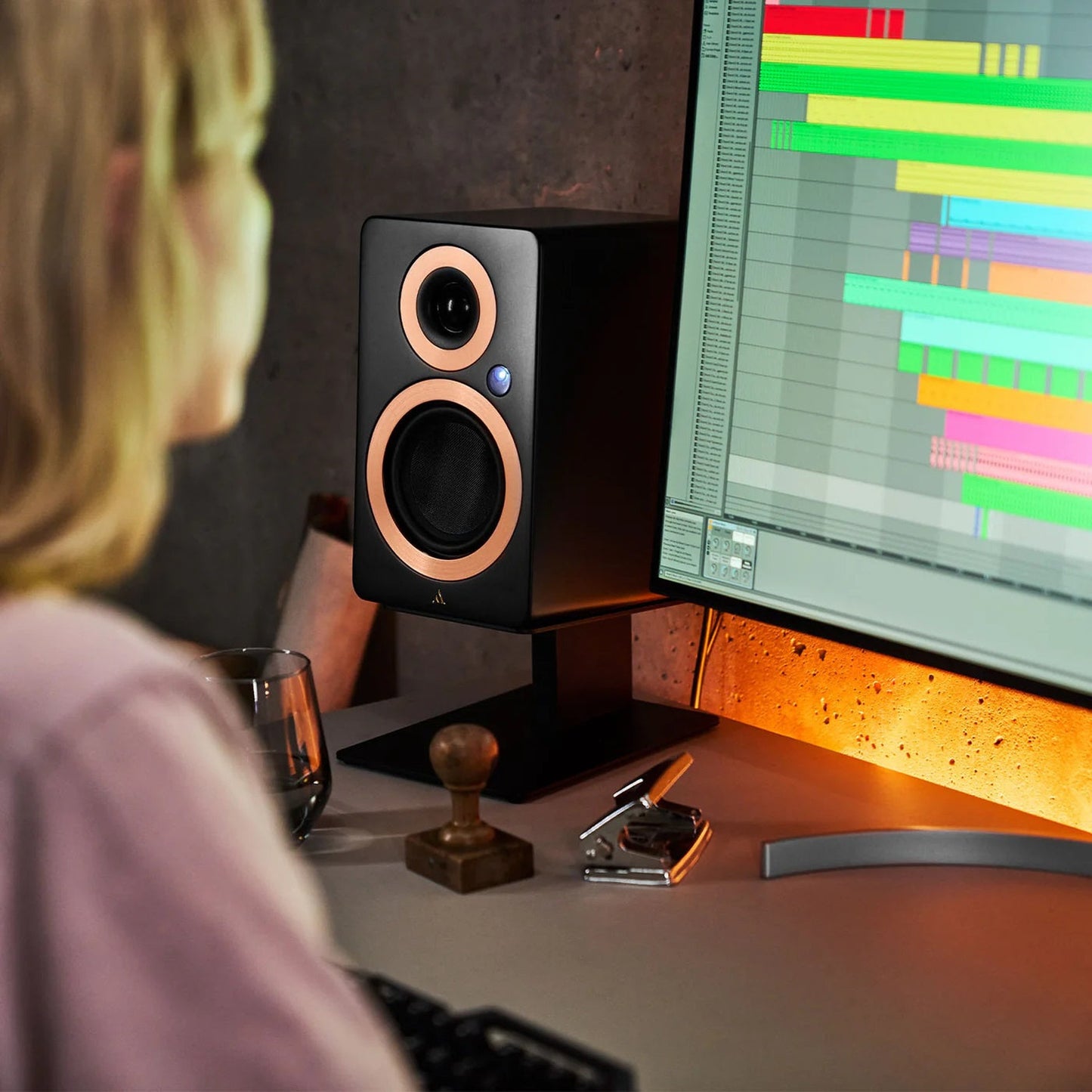 Argon Audio Forte A5 WiFi Regallautsprecher schwarz Lifestyle am Schreibtisch neben Monitor