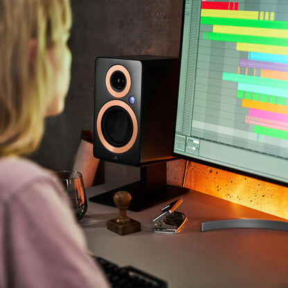 Argon Audio Forte A5 WiFi Regallautsprecher schwarz Lifestyle am Schreibtisch neben Monitor