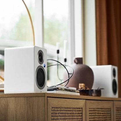 Argon Audio Forte A5 WiFi Regallautsprecher weiss Lifestyle Nahaufnahme auf Sideboard
