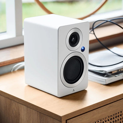 Argon Audio Forte A5 WiFi Regallautsprecher weiss Lifestyle auf Holztisch am Fenster
