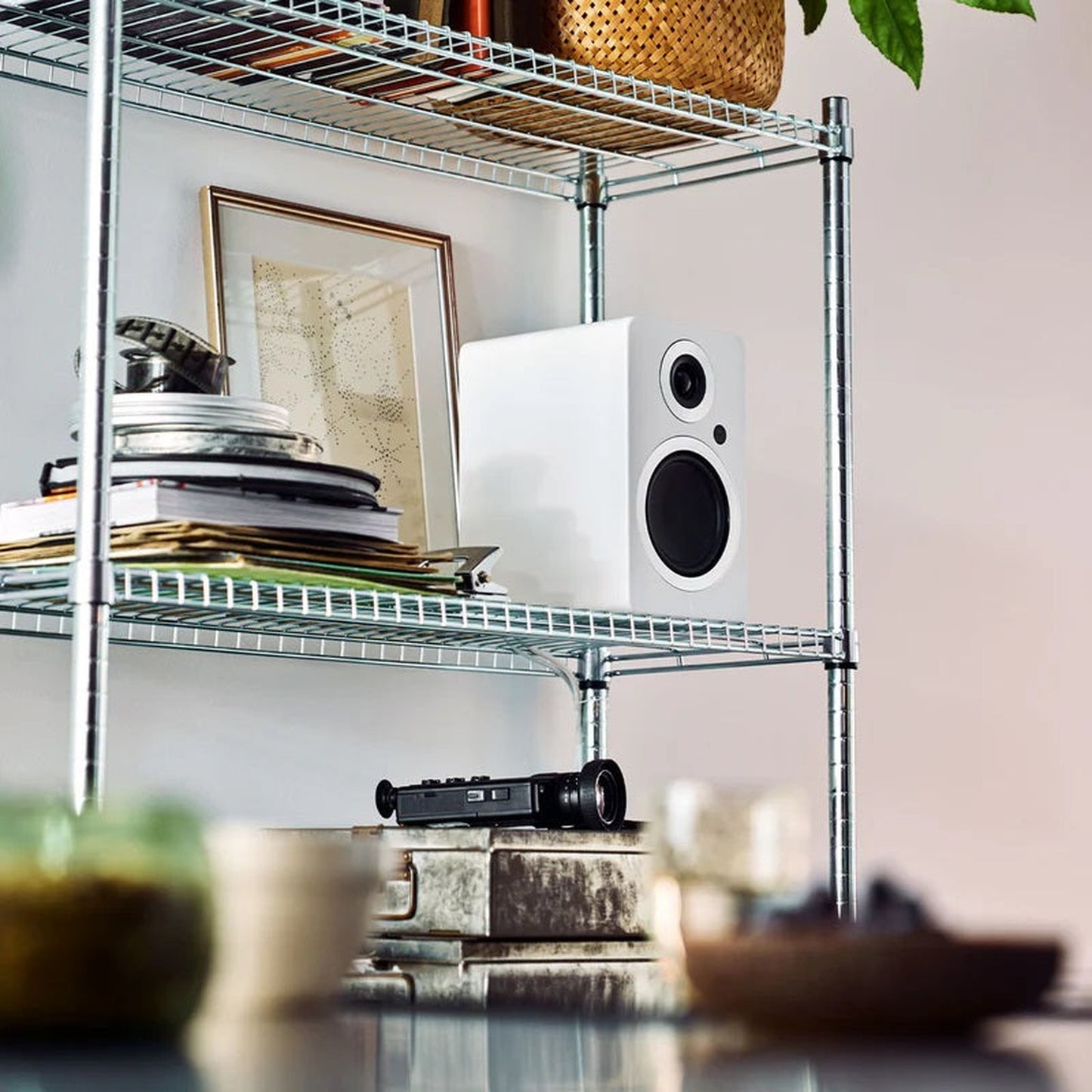 Argon Audio Forte A5 WiFi Regallautsprecher weiss Lifestyle im Metallregal