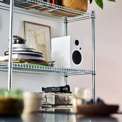 Argon Audio Forte A5 WiFi Regallautsprecher weiss Lifestyle im Metallregal