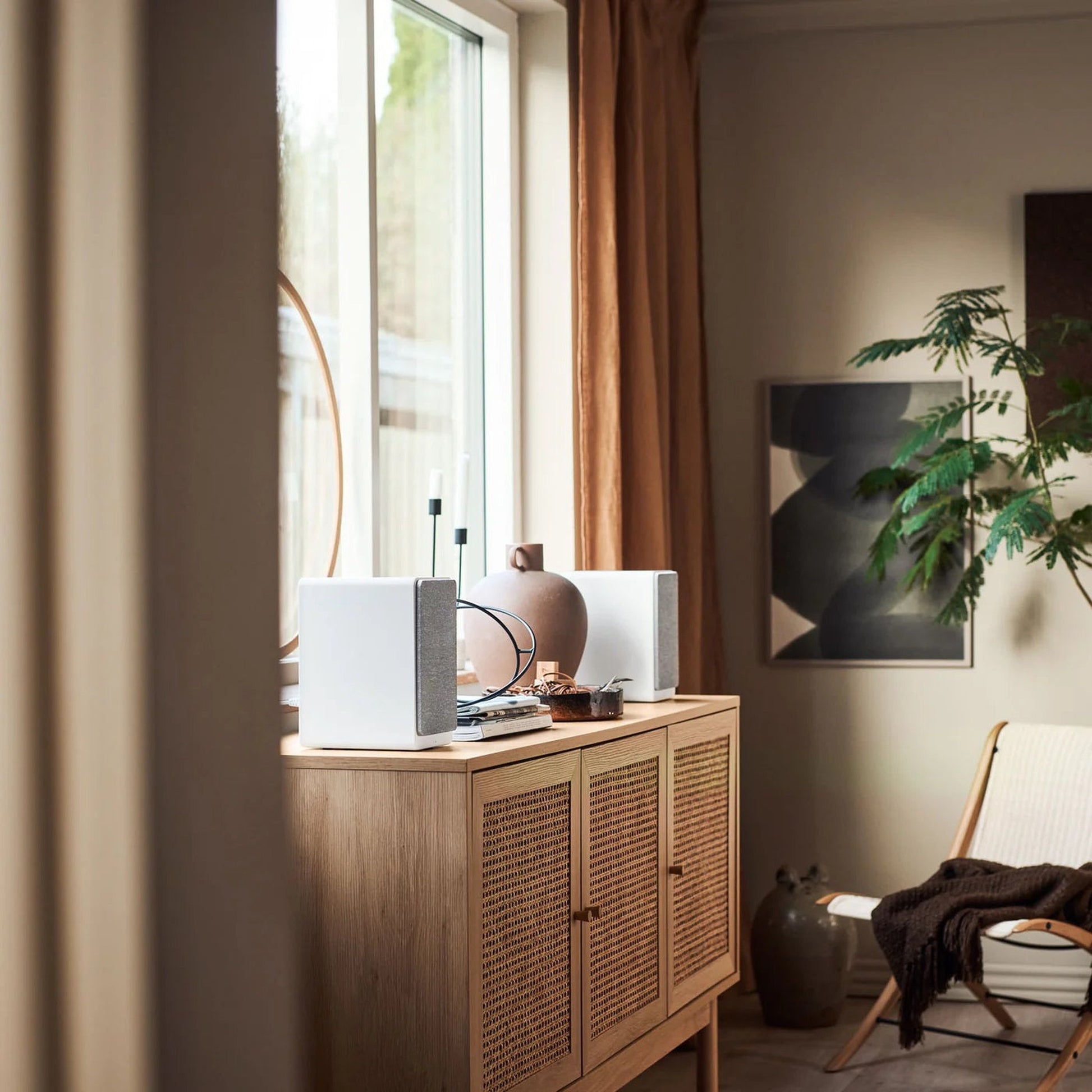 Argon Audio Forte A5 WiFi Regallautsprecher weiss Lifestyle auf Sideboard am Fenster
