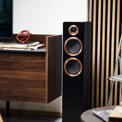 Argon Audio Forte A55 WiFi Standlautsprecher schwarz Lifestyle vor Holzlamellenwand