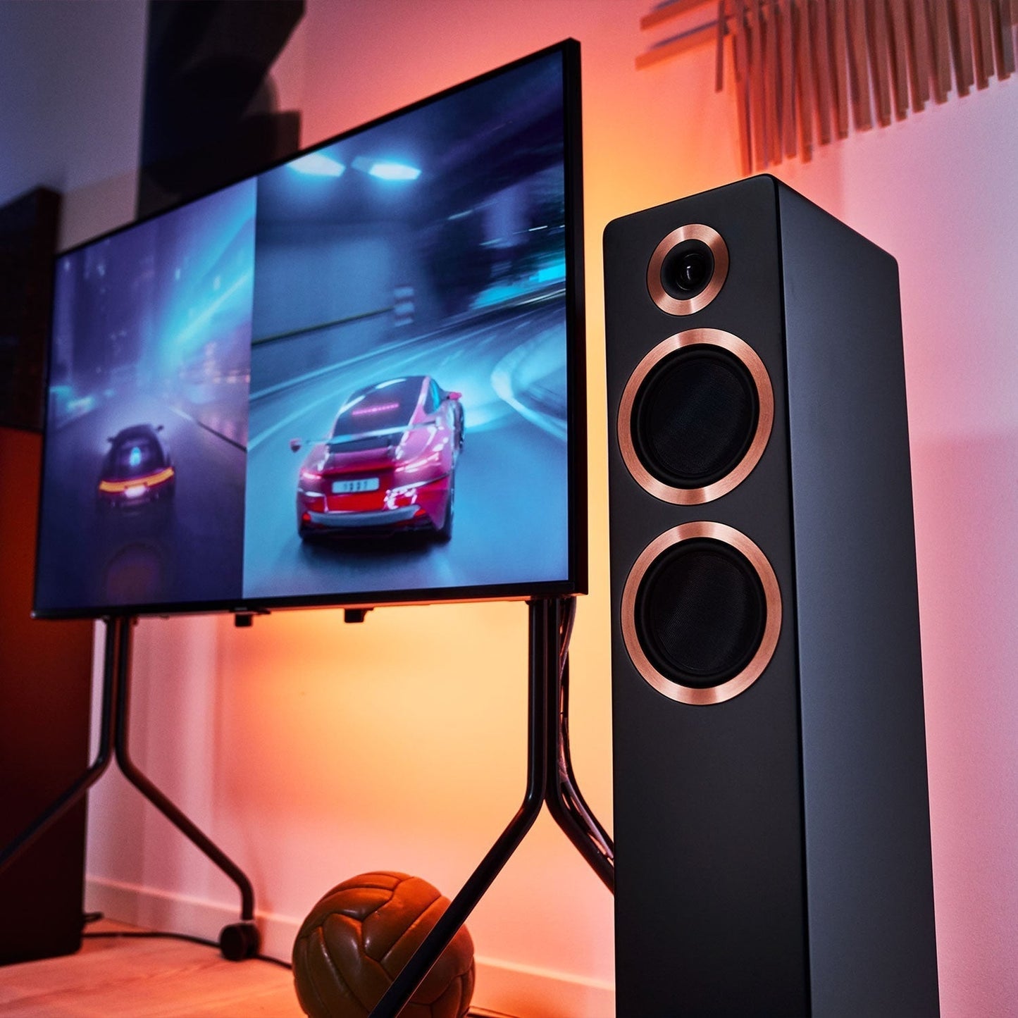 Argon Audio Forte A55 WiFi Standlautsprecher schwarz Lifestyle neben Fernseher im Wohnraum