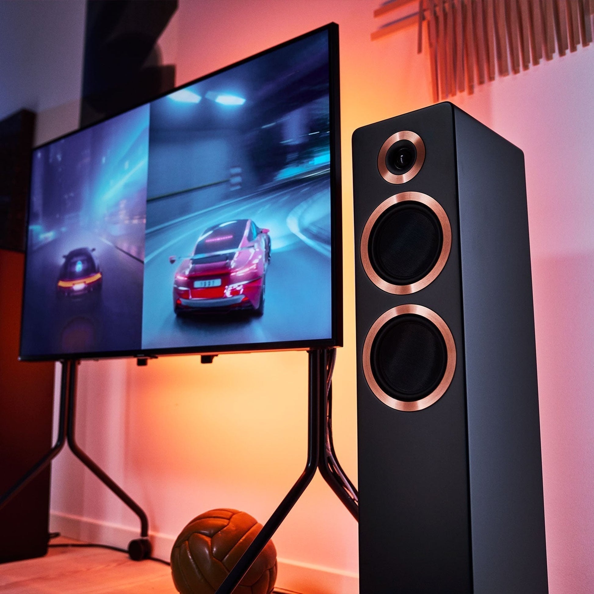 Argon Audio Forte A55 WiFi Standlautsprecher schwarz Lifestyle neben Fernseher im Wohnraum