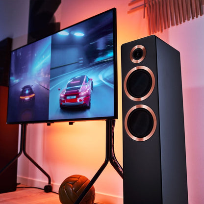 Argon Audio Forte A55 WiFi Standlautsprecher schwarz Lifestyle neben Fernseher im Wohnraum