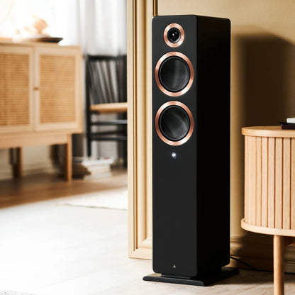 Argon Audio Forte A55 WiFi Standlautsprecher schwarz Lifestyle im Wohnraum neben Sideboard