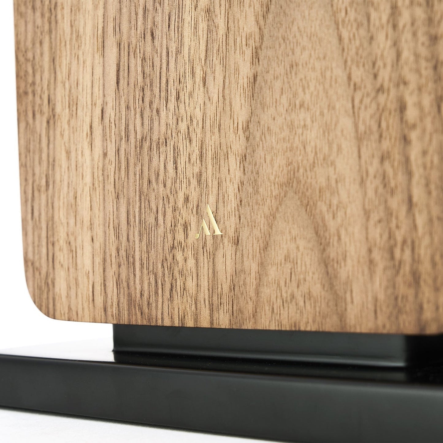 Argon Audio Forte A55 WiFi Standlautsprecher Walnuss Detailansicht Gehäusekante mit Markenlogo und Sockel