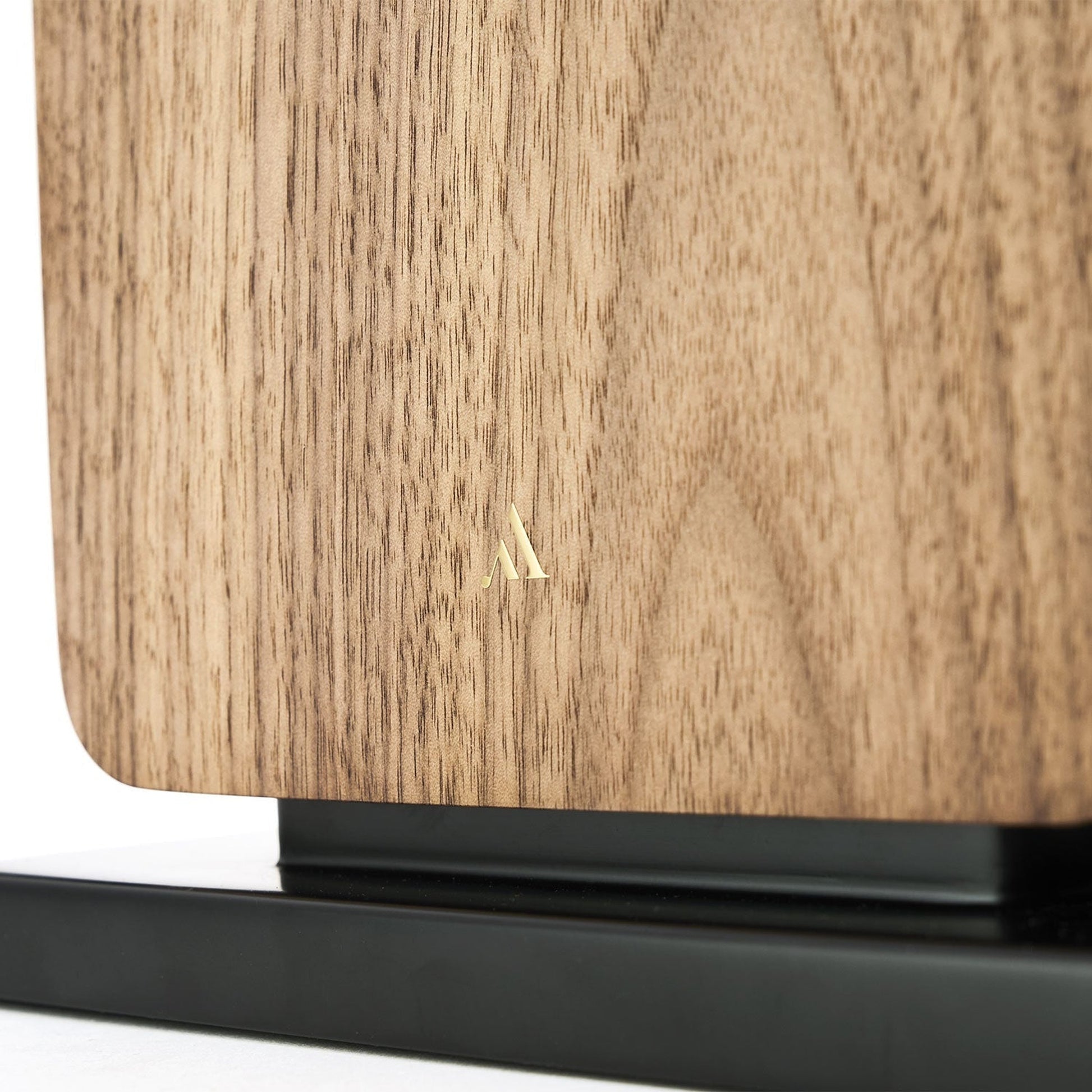 Argon Audio Forte A55 WiFi Standlautsprecher Walnuss Detailansicht Gehäusekante mit Markenlogo und Sockel