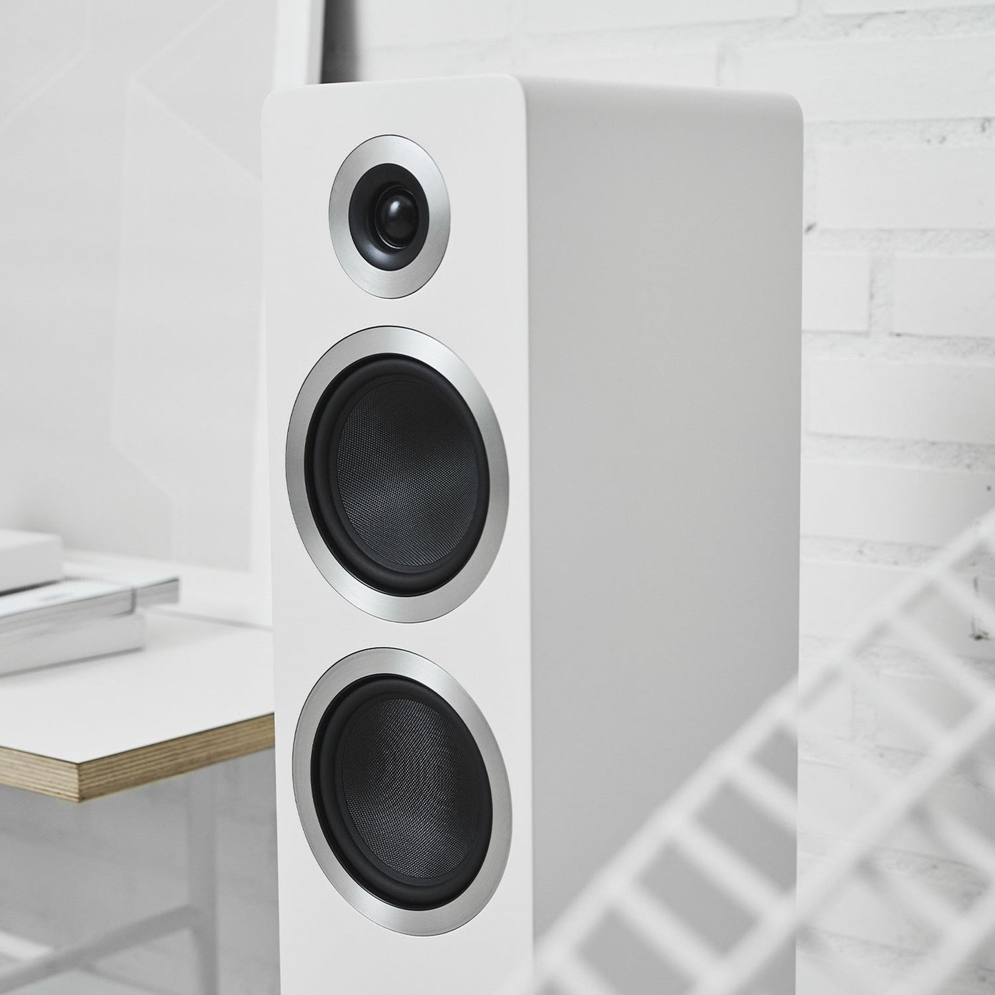 Argon Audio Forte A55 WiFi Standlautsprecher weiss Detailansicht Hochtöner und Tieftöner