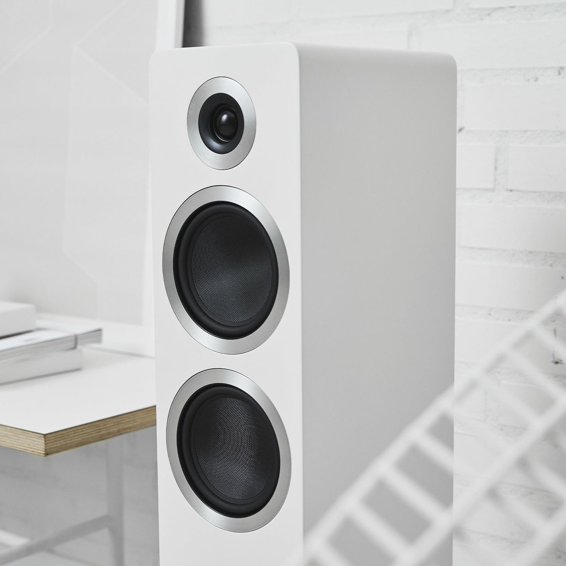 Argon Audio Forte A55 WiFi Standlautsprecher weiss Detailansicht Hochtöner und Tieftöner