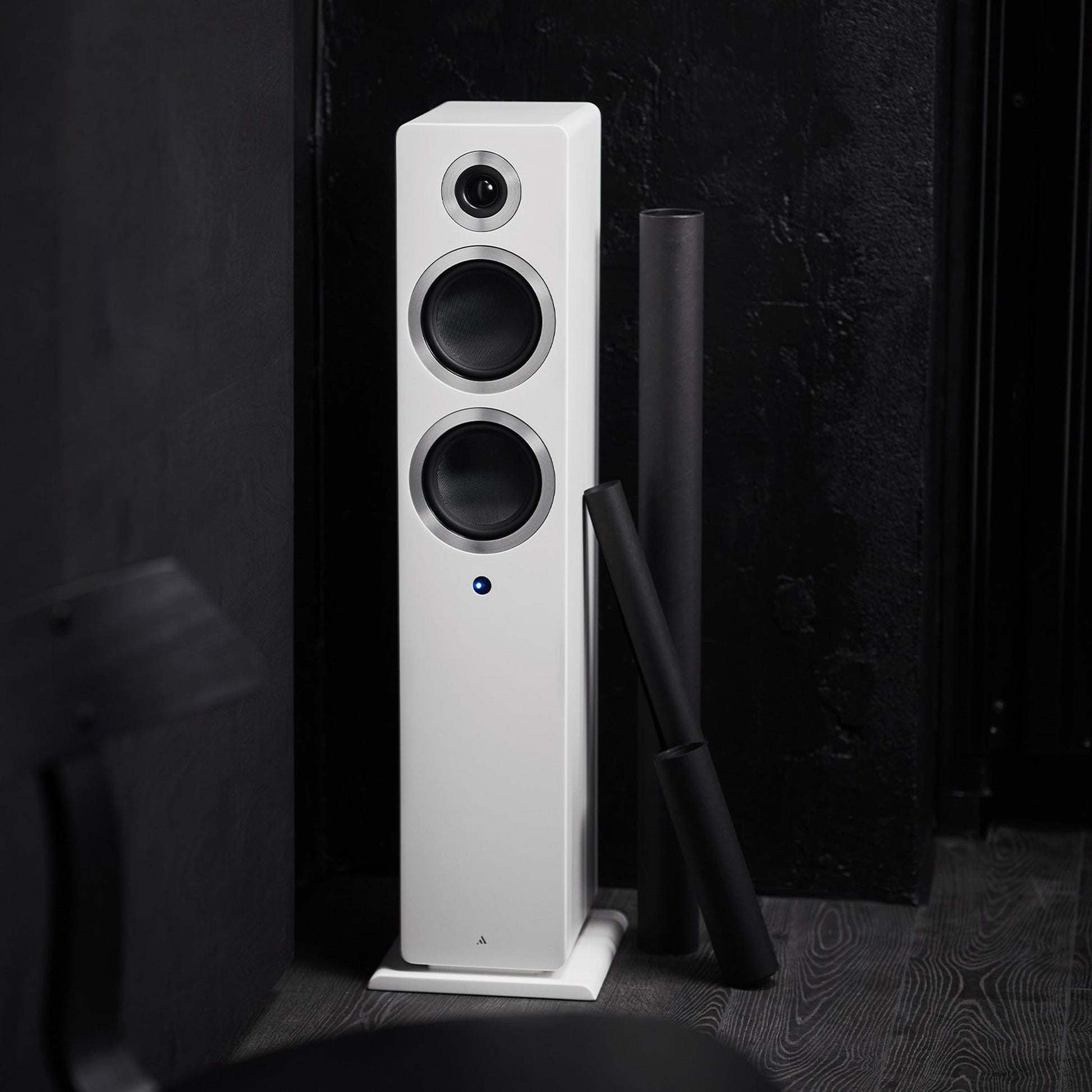 Argon Audio Forte A55 WiFi Standlautsprecher weiss Lifestyle vor dunkler Wand
