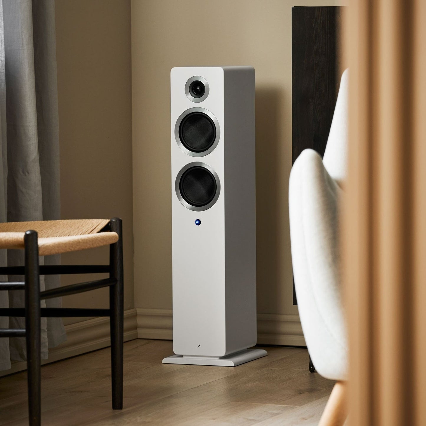 Argon Audio Forte A55 WiFi Standlautsprecher weiss Lifestyle im Wohnraum neben Sessel