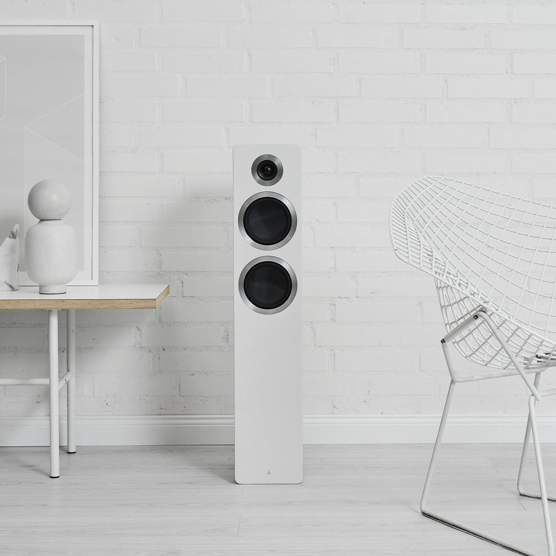 Argon Audio Forte A55 WiFi Standlautsprecher weiss Lifestyle vor weisser Backsteinwand