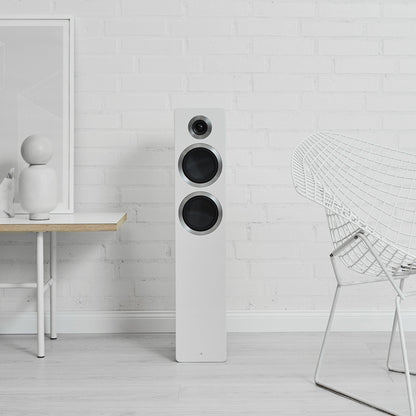 Argon Audio Forte A55 WiFi Standlautsprecher weiss Lifestyle vor weisser Backsteinwand
