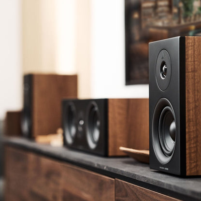 Argon Audio Forus 4 Regallautsprecher Walnuss mit Forus Center Lifestyle auf dem Sideboard