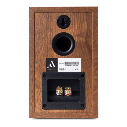 Argon Audio Forus 4 Regallautsprecher Walnuss Rückansicht mit Bassreflexöffnung und Schraubklemmen