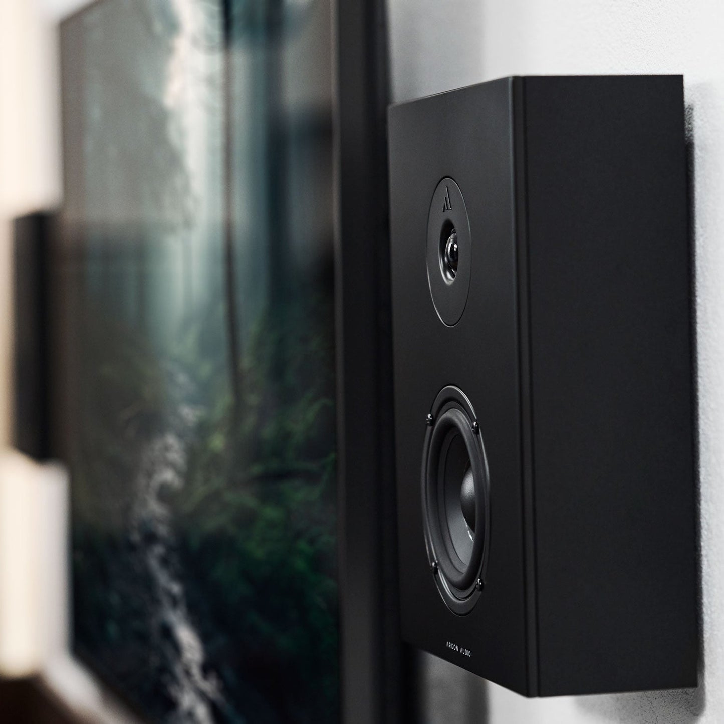 Argon Audio Forus 4 Wall Wandlautsprecher schwarz Lifestyle an der Wand neben Fernseher