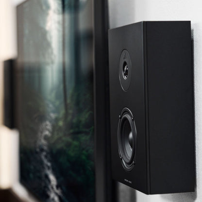 Argon Audio Forus 4 Wall Wandlautsprecher schwarz Lifestyle an der Wand neben Fernseher