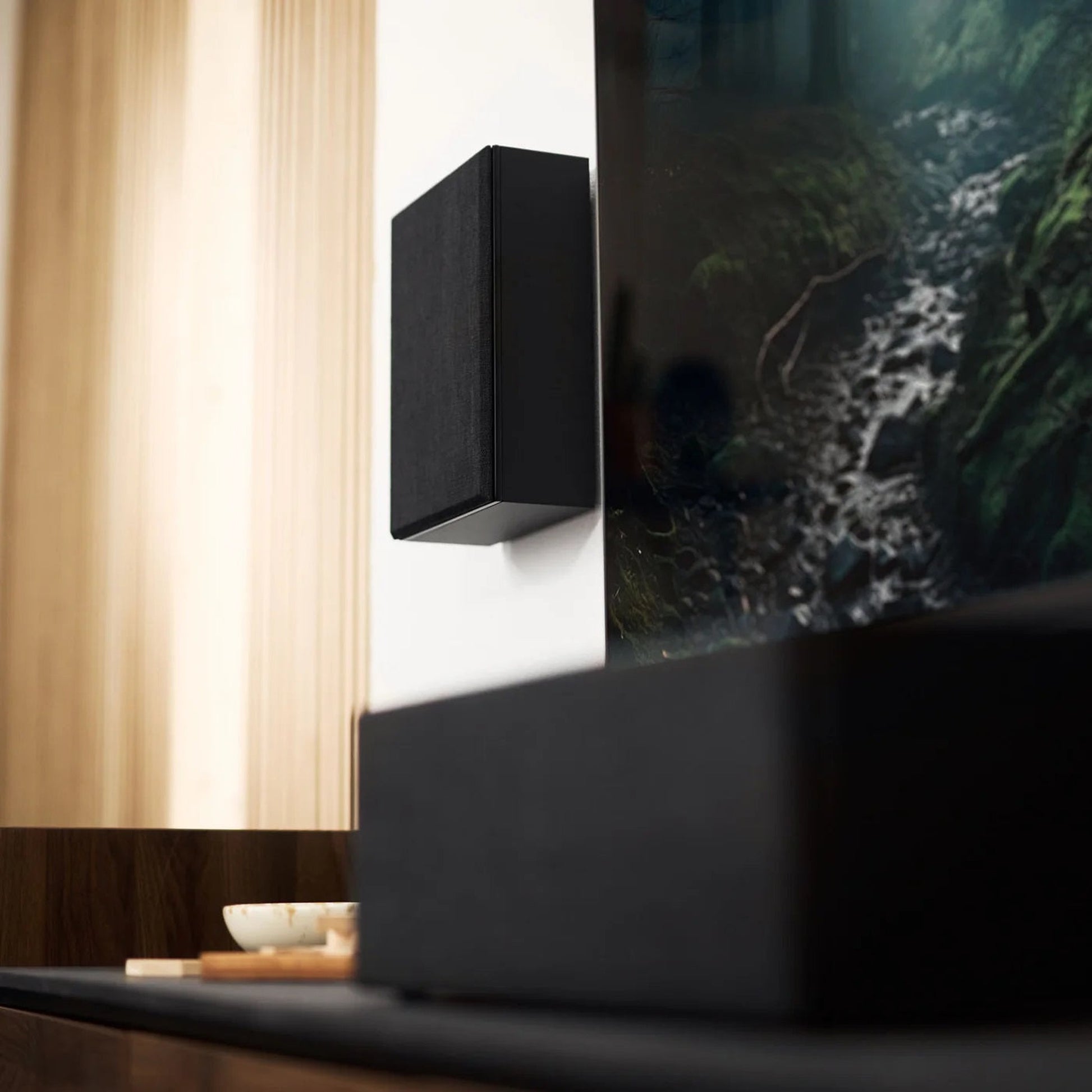 Argon Audio Forus 4 Wall Wandlautsprecher schwarz Lifestyle an der Wand über TV-Möbel mit Forus Center
