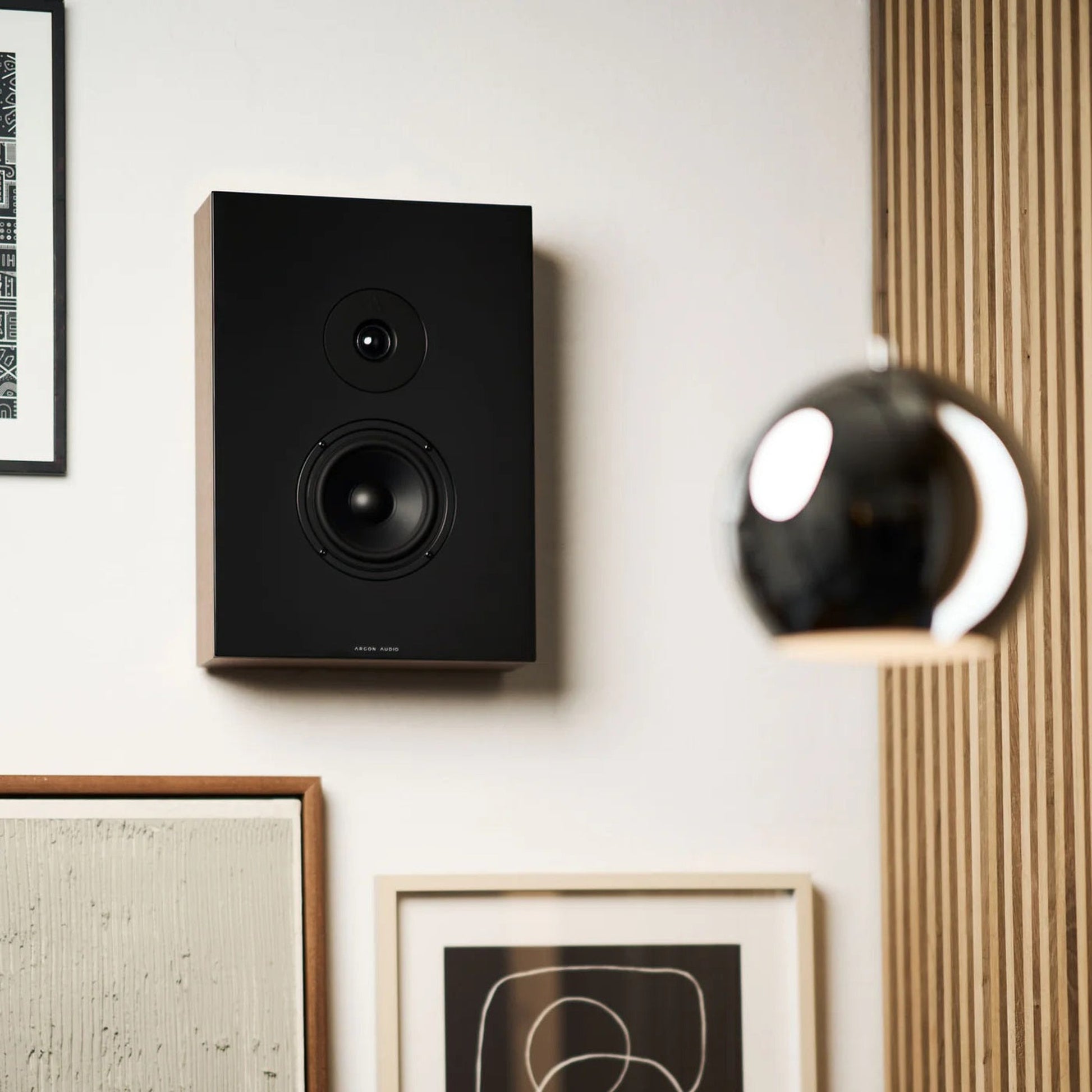 Argon Audio Forus 4 Wall Wandlautsprecher Walnuss Lifestyle an der Wand neben Wandleuchte