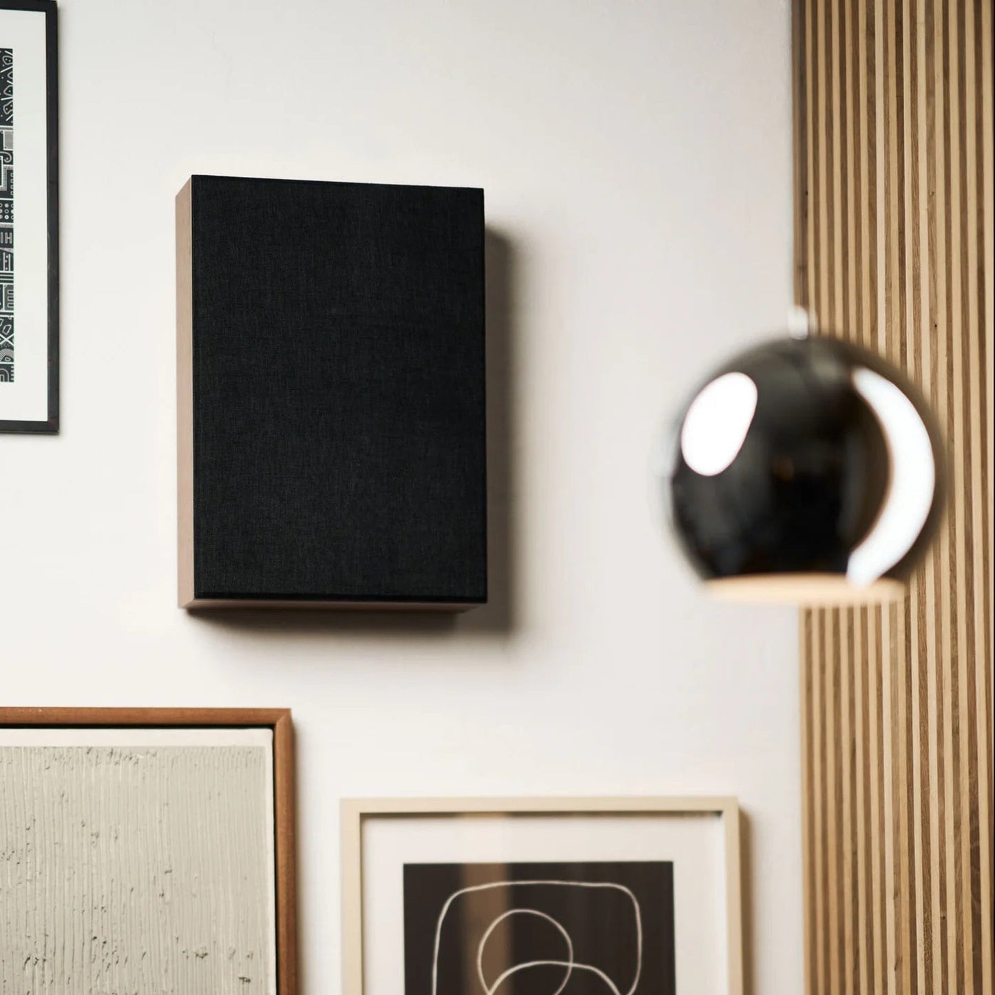 Argon Audio Forus 4 Wall Wandlautsprecher Walnuss Lifestyle an der Wand mit montierter Frontabdeckung
