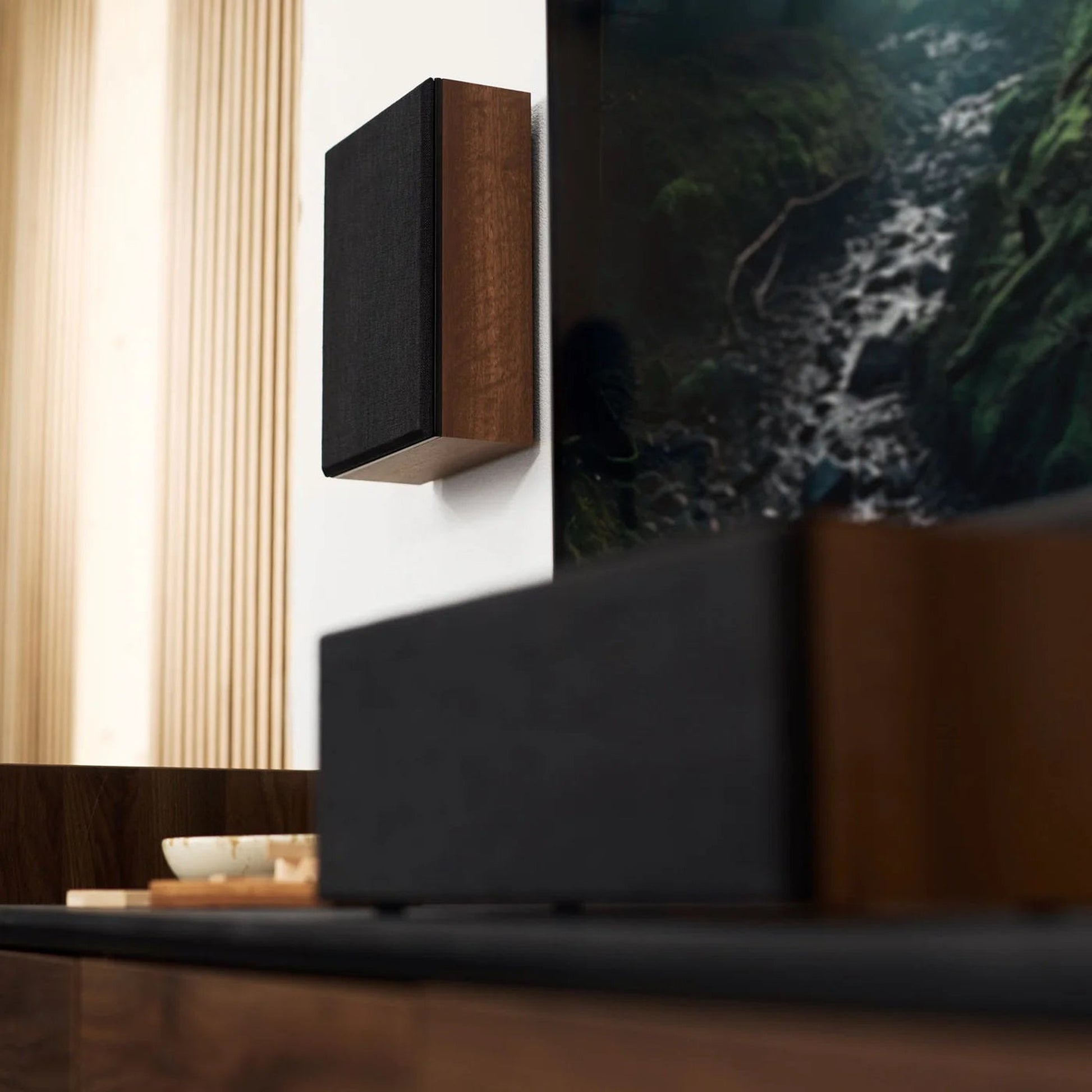 Argon Audio Forus 4 Wall Wandlautsprecher Walnuss Lifestyle an der Wand neben Fernseher
