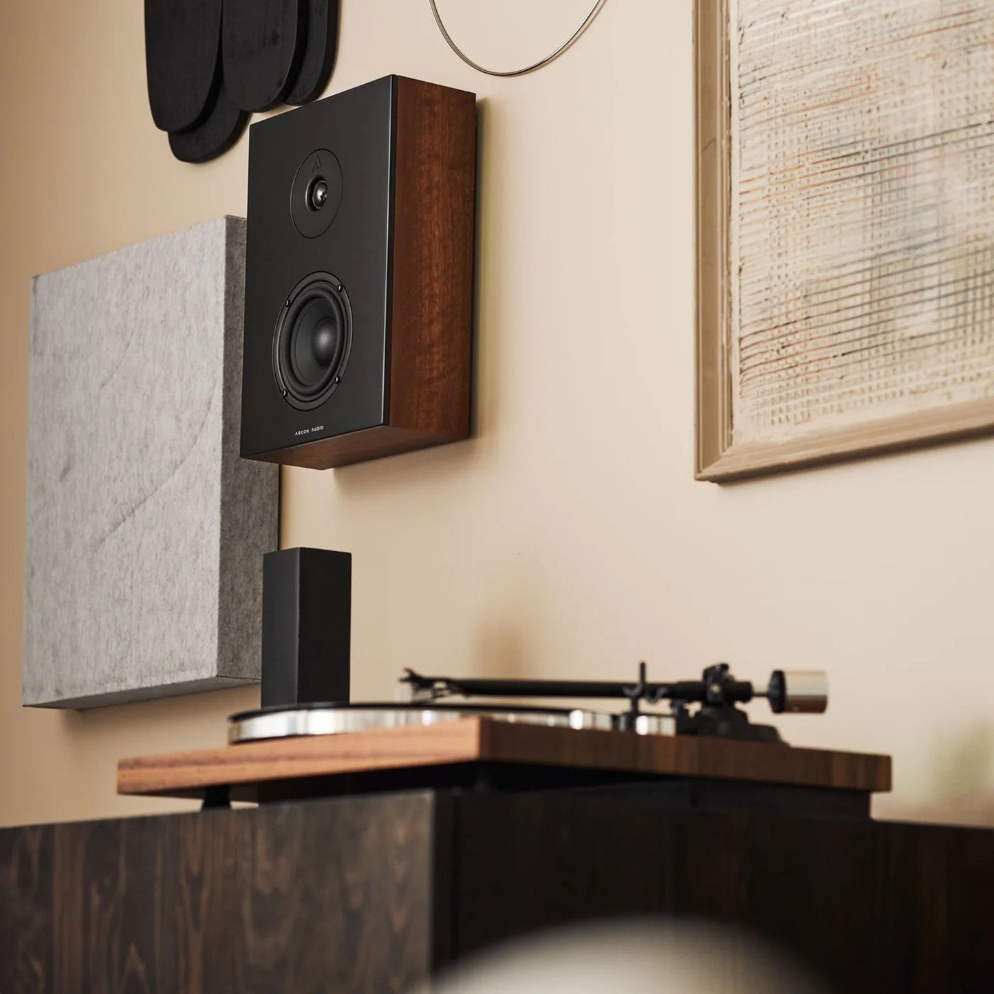 Argon Audio Forus 4 Wall Wandlautsprecher Walnuss Lifestyle an der Wand über Plattenspieler