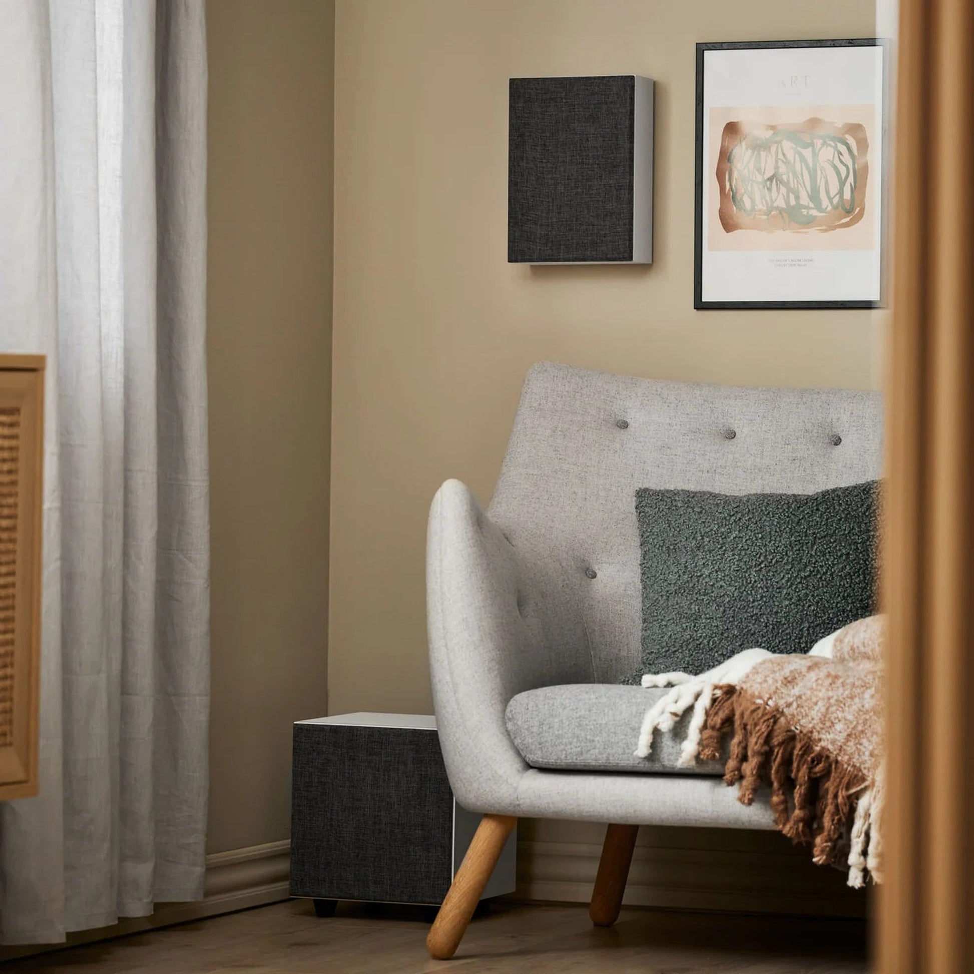 Argon Audio Forus 4 Wall Wandlautsprecher weiss Lifestyle an der Wand mit Malmö Sub 8 in der Leseecke