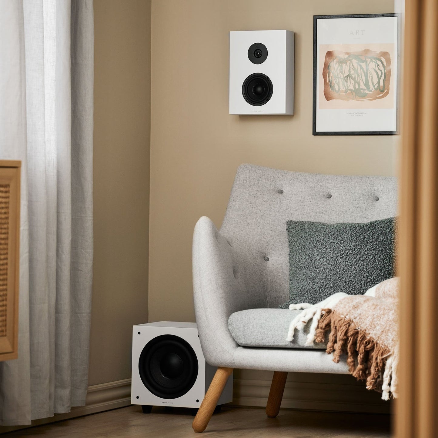 Argon Audio Forus 4 Wall Wandlautsprecher weiss Lifestyle an der Wand mit Malmö Subwoofer im Wohnraum