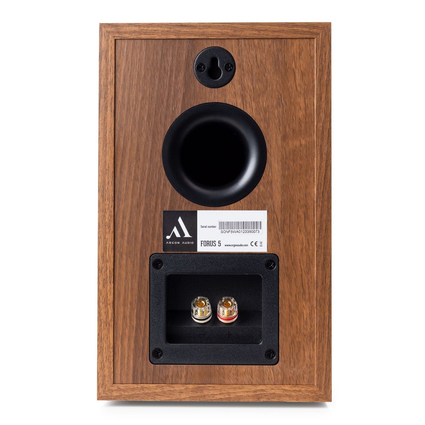 Argon Audio Forus 5 Regallautsprecher Walnuss Rückansicht mit Bassreflexöffnung und Schraubklemmen