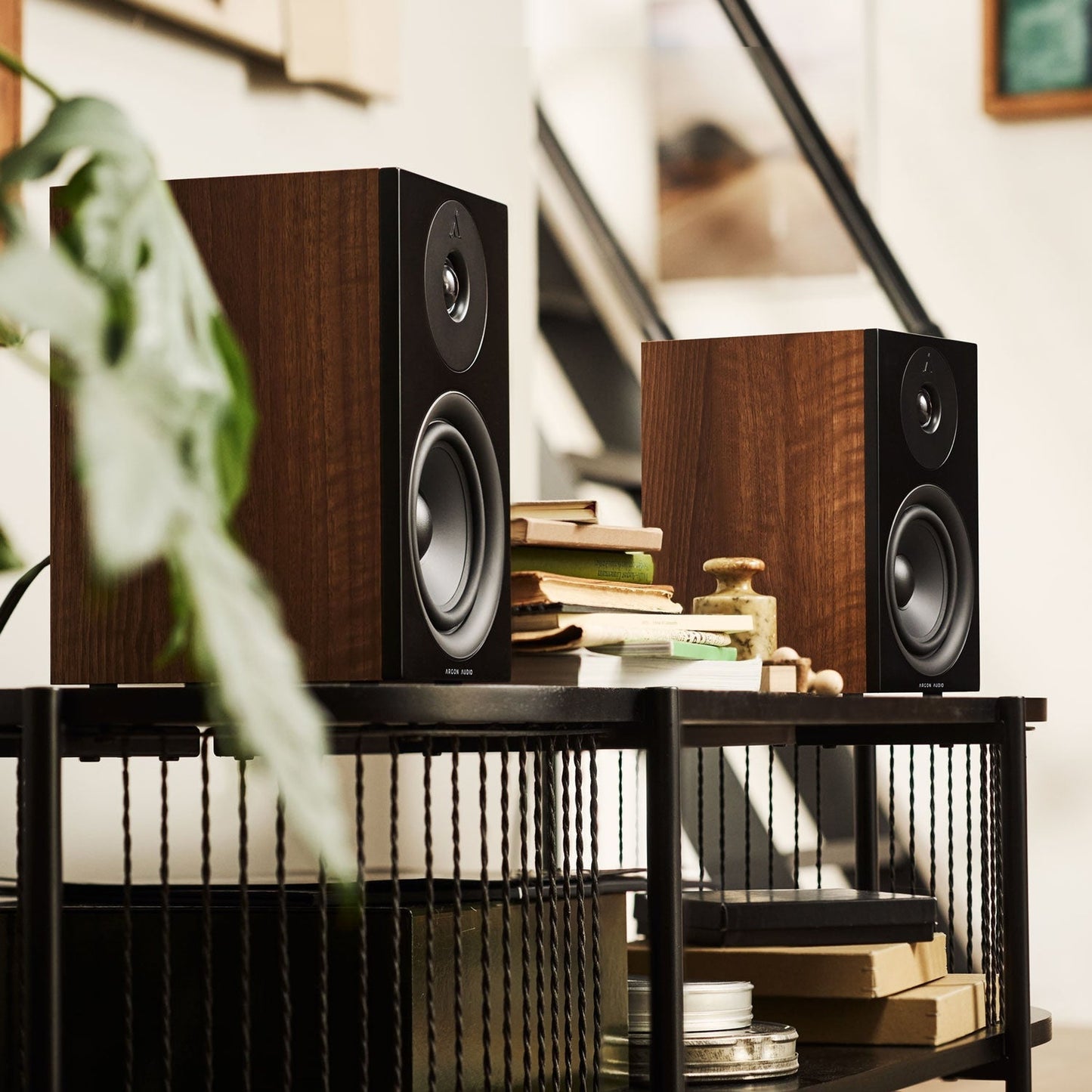 Argon Audio Forus 5 Regallautsprecher Walnuss Lifestyle als Stereopaar auf dem Sideboard