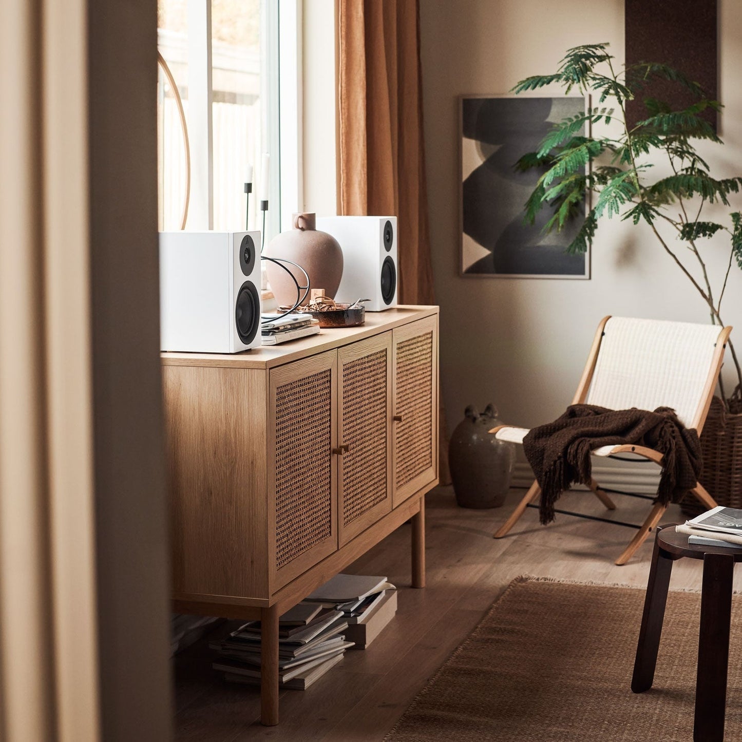 Argon Audio Forus 5 Regallautsprecher weiss Lifestyle als Stereopaar auf der Kommode